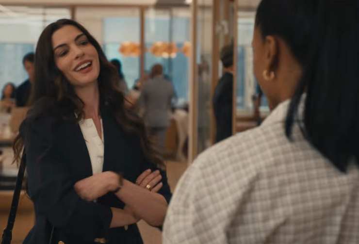 Anne Hathaway in una scena de il diavolo veste Prada 2