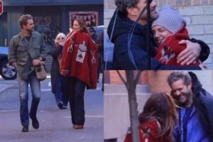 Katie Holmes e Joshua Jackson che si abbracciano e ridono insieme