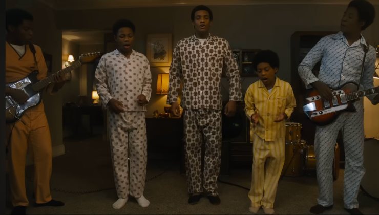 Gruppo di attori afroamericani che balla sul set