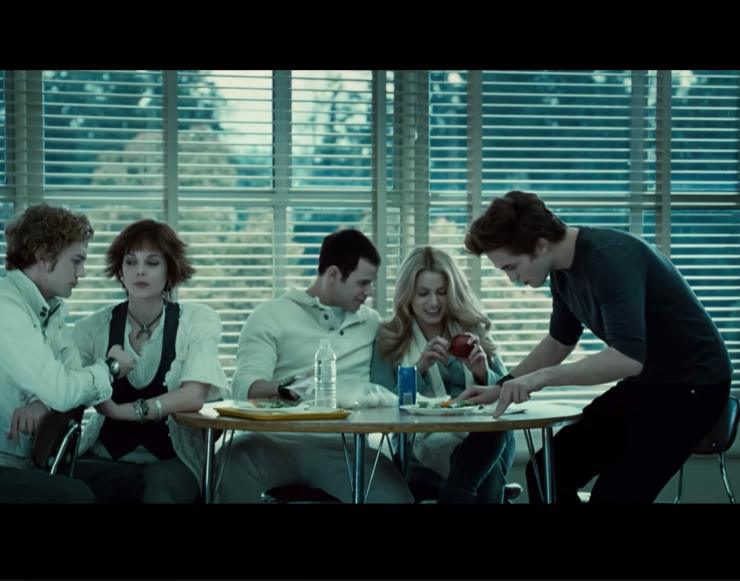 Parte del cast di Twlight seduto ad un tavolo