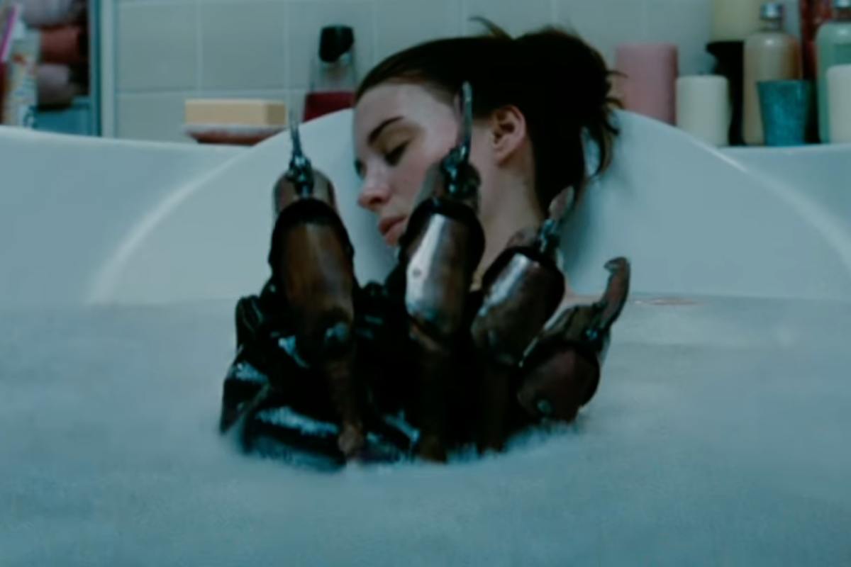 Un artiglio che esce dalla schiuma di una vasca da bagno con una ragazza addormentata in acqua