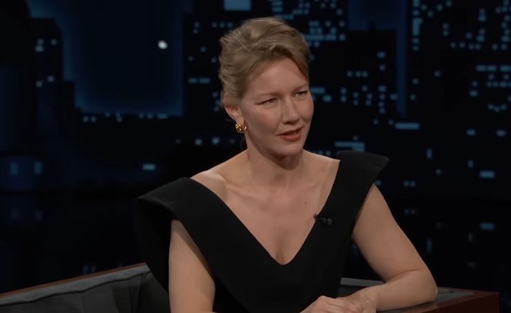 Sandra Hüller seduta parla ad un programma televisivo