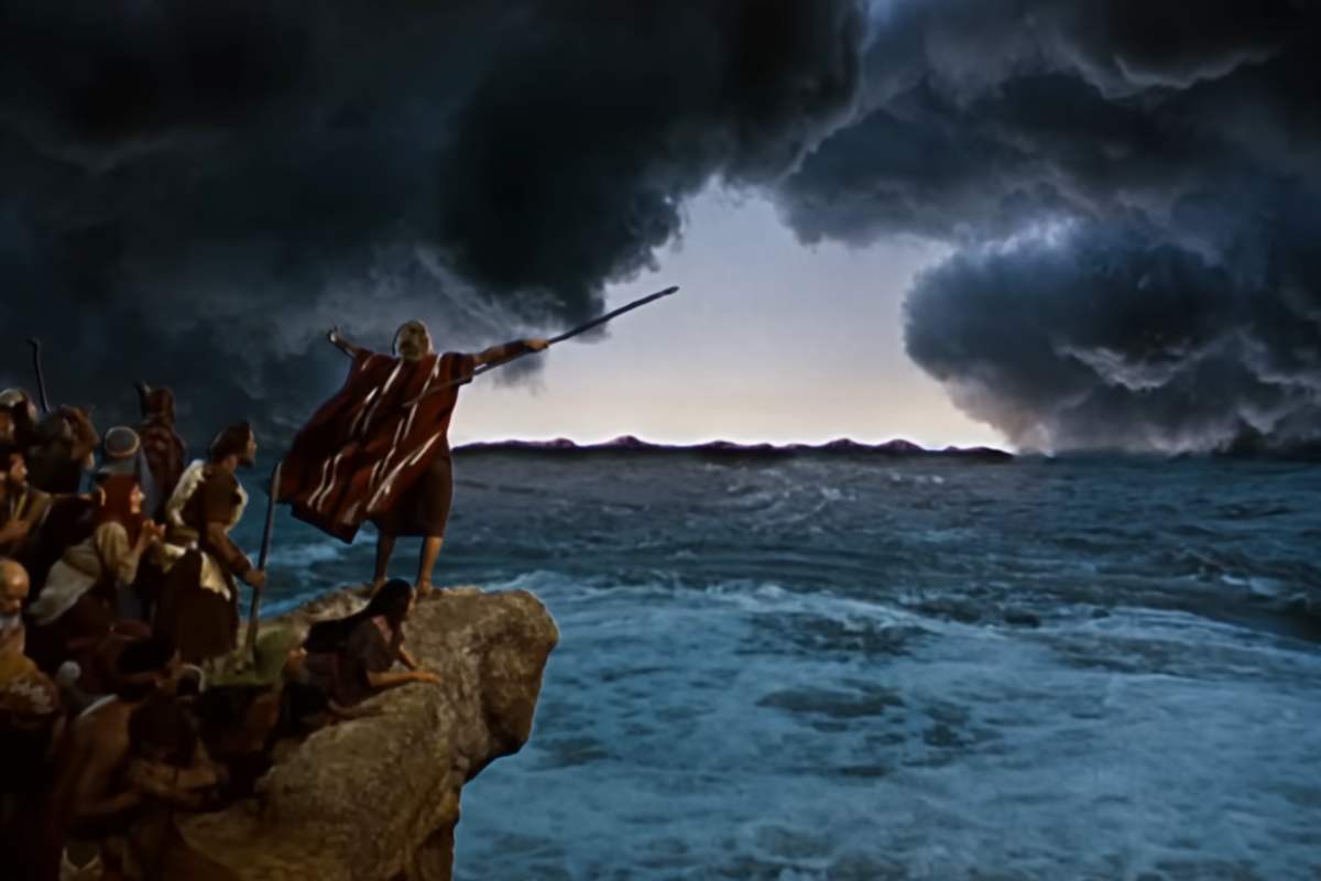 Uomo che guarda il mare scena del film I dieci comandamenti