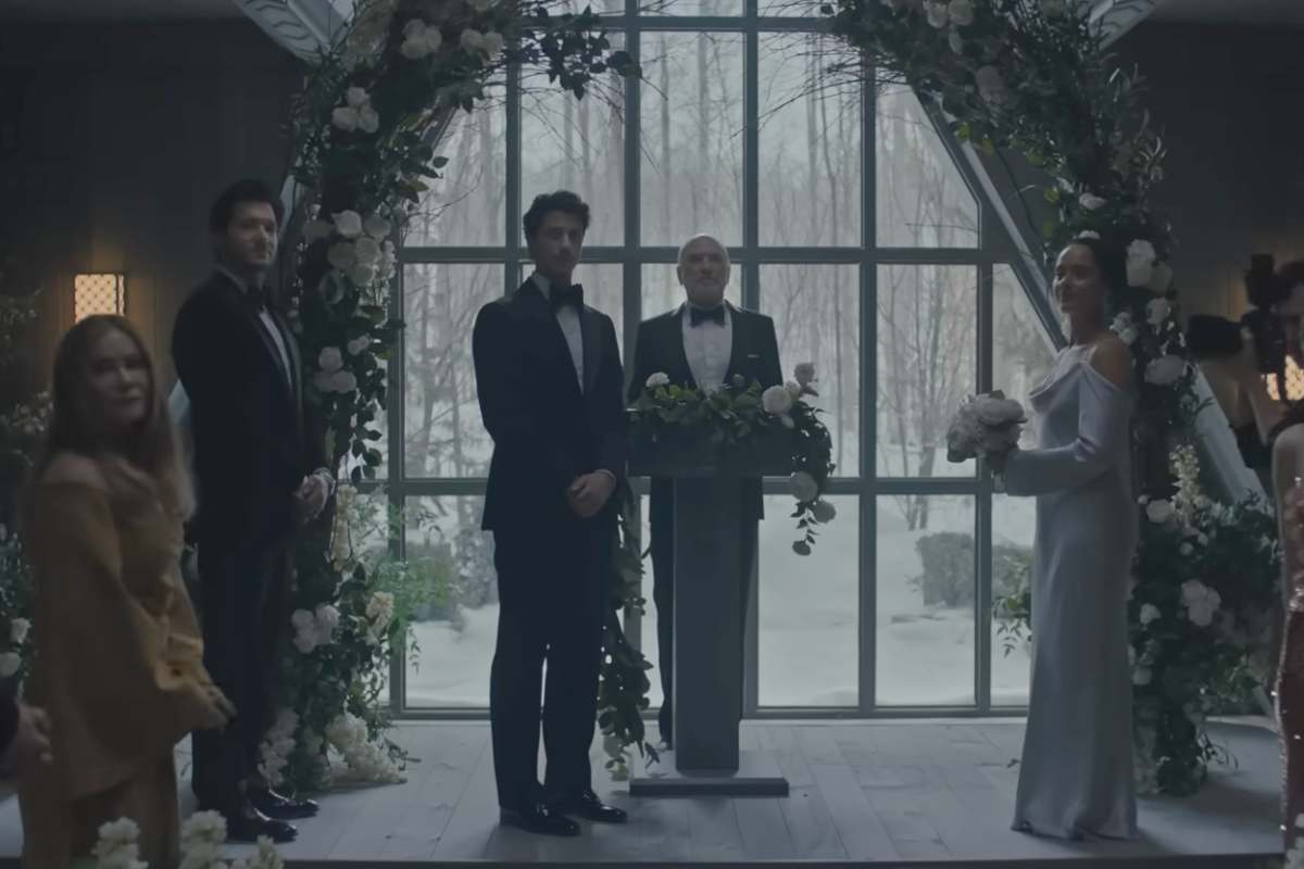 Scena di un matrimonio: o sposo che aspetta la sposa all'altare circondato dai parenti