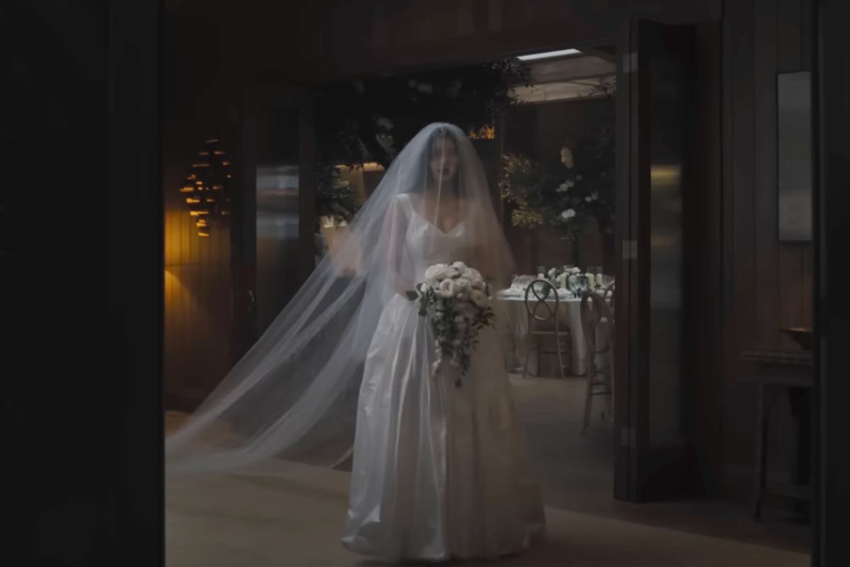 Donna in abito da sposa