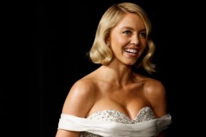 Sydney Sweeney sorride ai fotografi