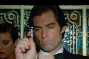 Timothy Dalton in una scena di James Bond
