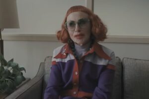 Amy Madigan nei panni di Zia Gladys in Weapons