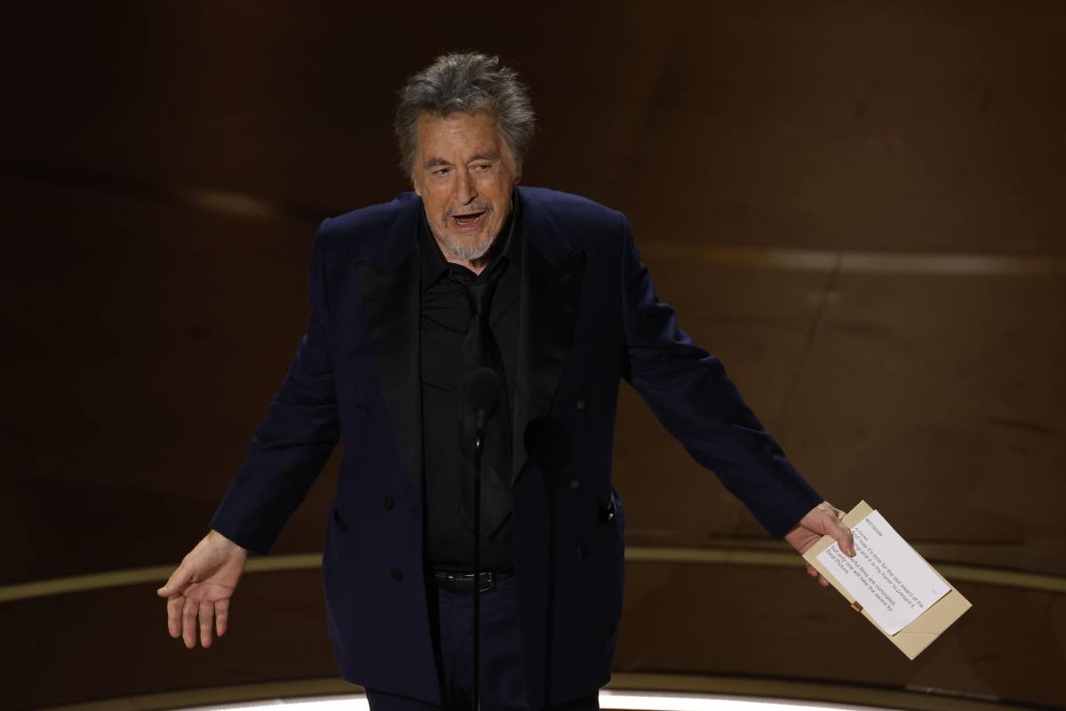 Al Pacino sul palco con le braccia spalancate di fronte al pubblico