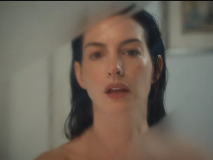 Anne Hathaway riflessa in uno specchio 
