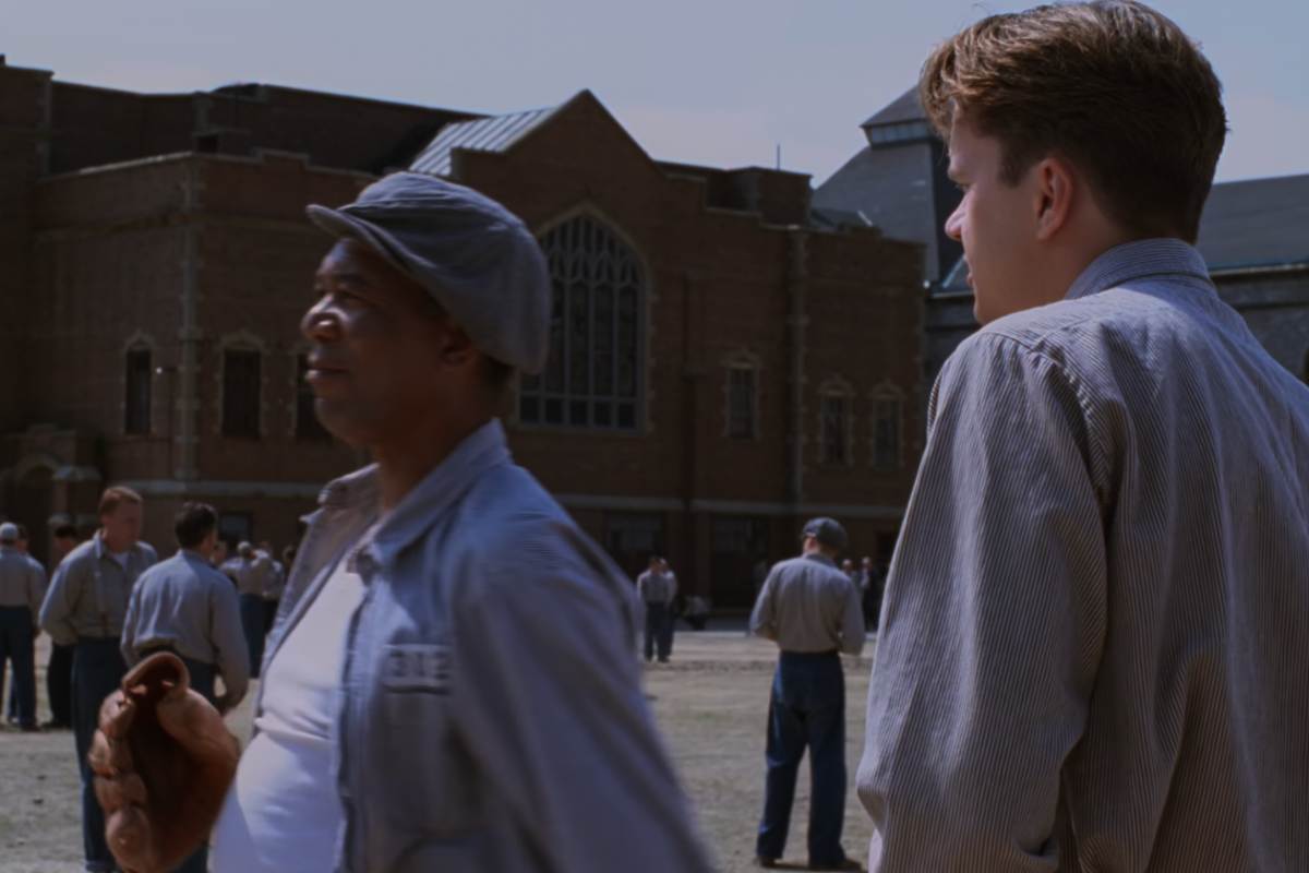 Morgan Freeman e Tim Robbins in una scena de Le ali della libertà