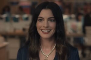 Anne Hathaway in una scena de Il diavolo veste Prada