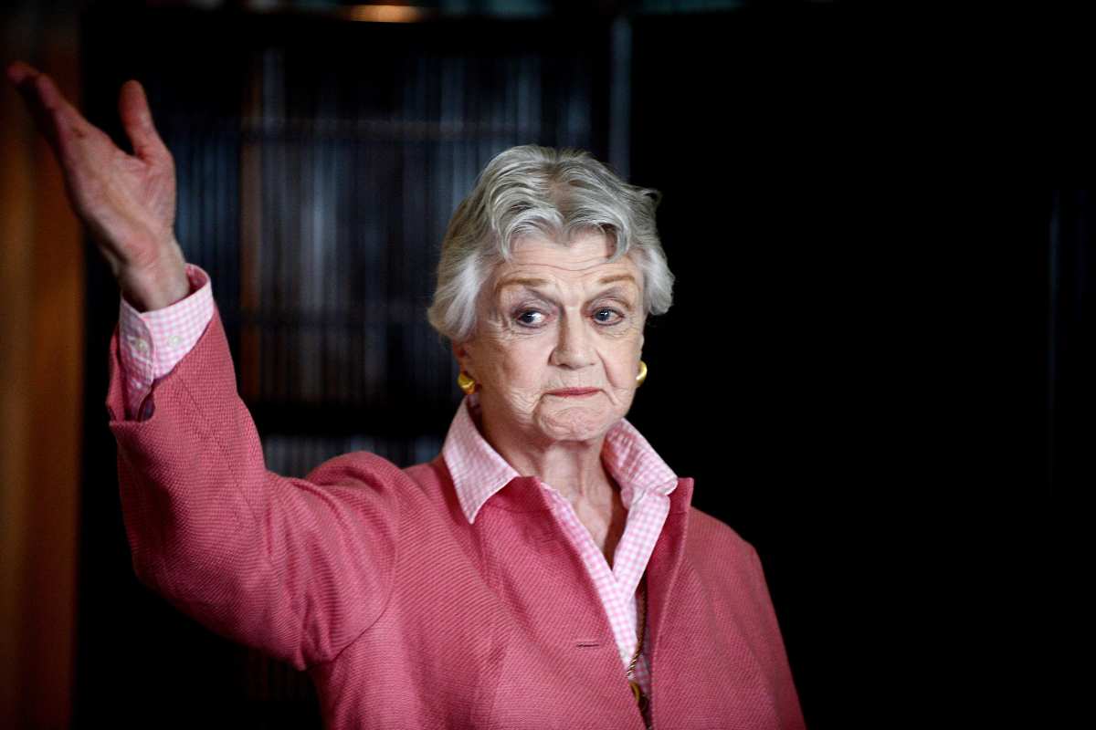 Angela Lansbury saluta