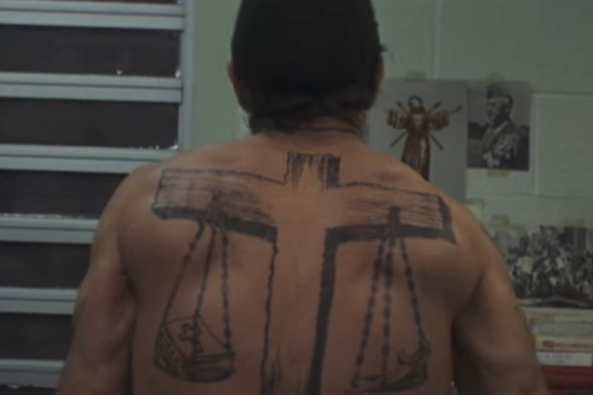 Robert De Niro di schiena, tatuato, nel film Cape Fear