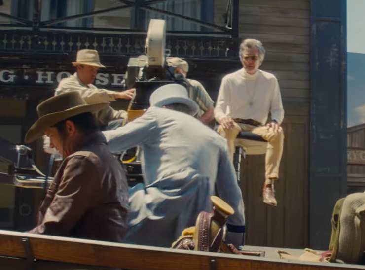 Sul set del film C'era una volta a Hollywood, una scena con cameramen e attori