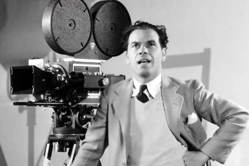 Frank Capra accanto ad una cinepresa