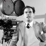Frank Capra accanto ad una cinepresa