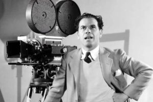 Frank Capra accanto ad una cinepresa
