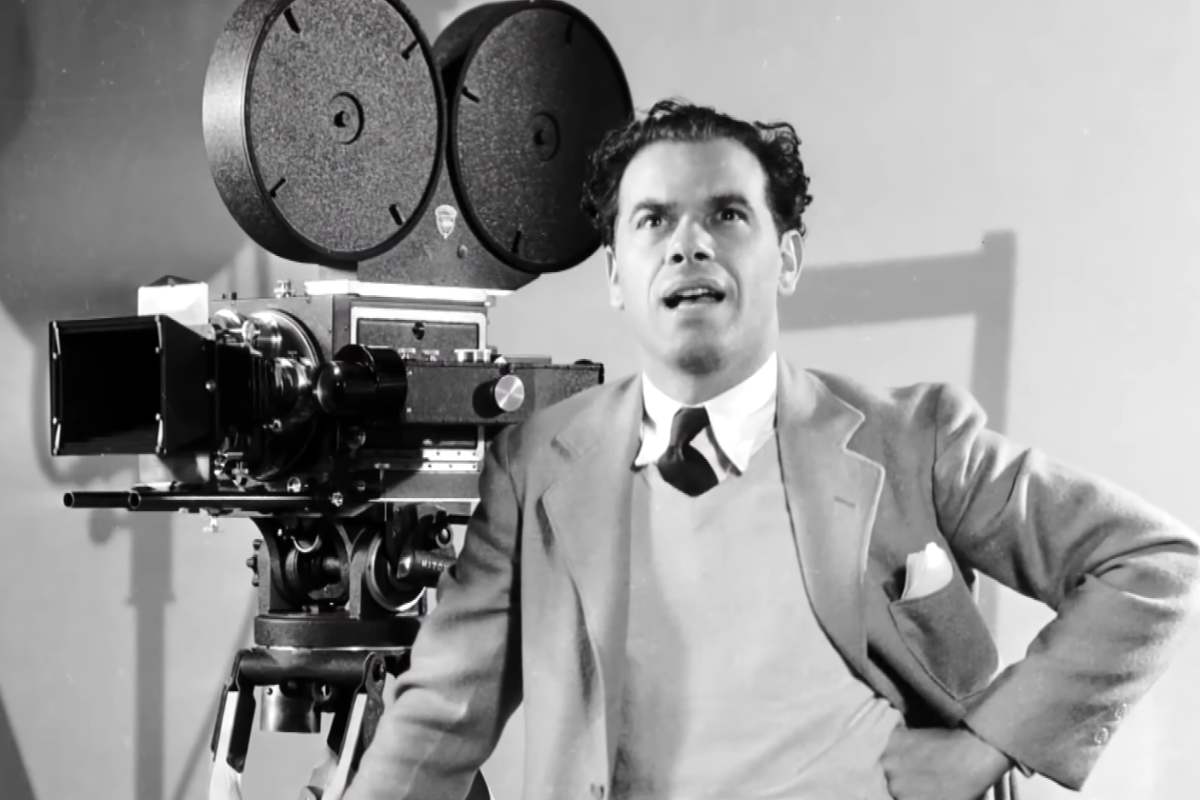 Frank Capra accanto ad una cinepresa