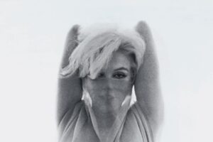 Marilyn Monroe coperta da un velo trasparente