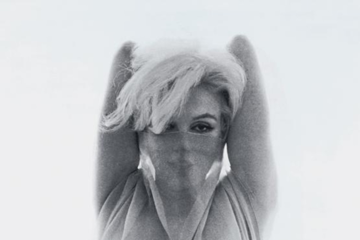 Marilyn Monroe coperta da un velo trasparente