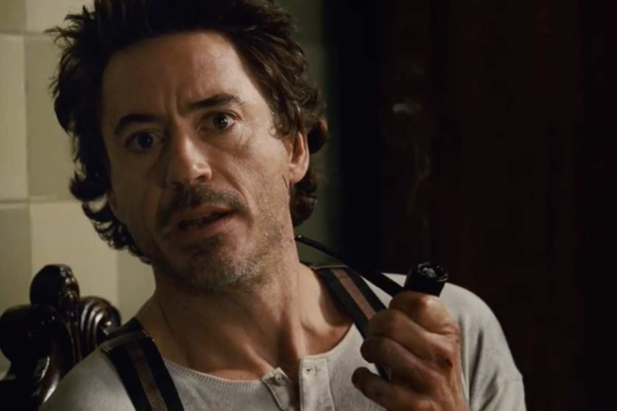 Robert Downey Jr con la pipa in mano nei panni di Sherlock Holmes