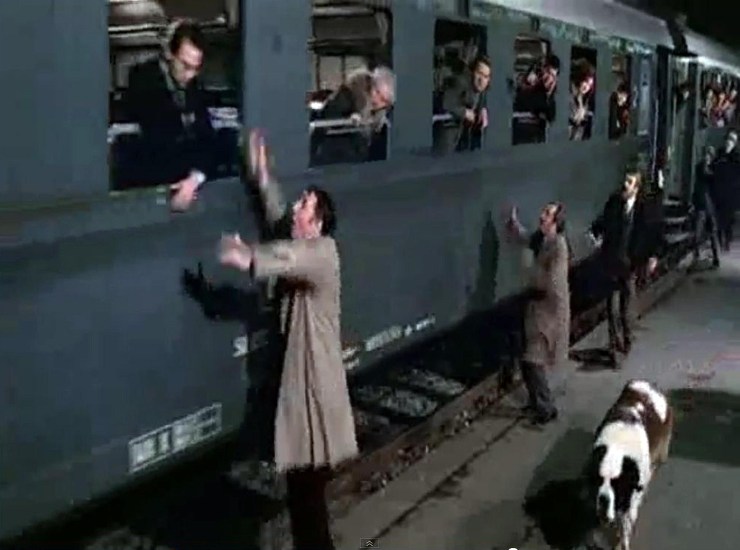 La scena del treno in 'Amici miei', persone che vengono prese a schiaffi fuori dal finestrino