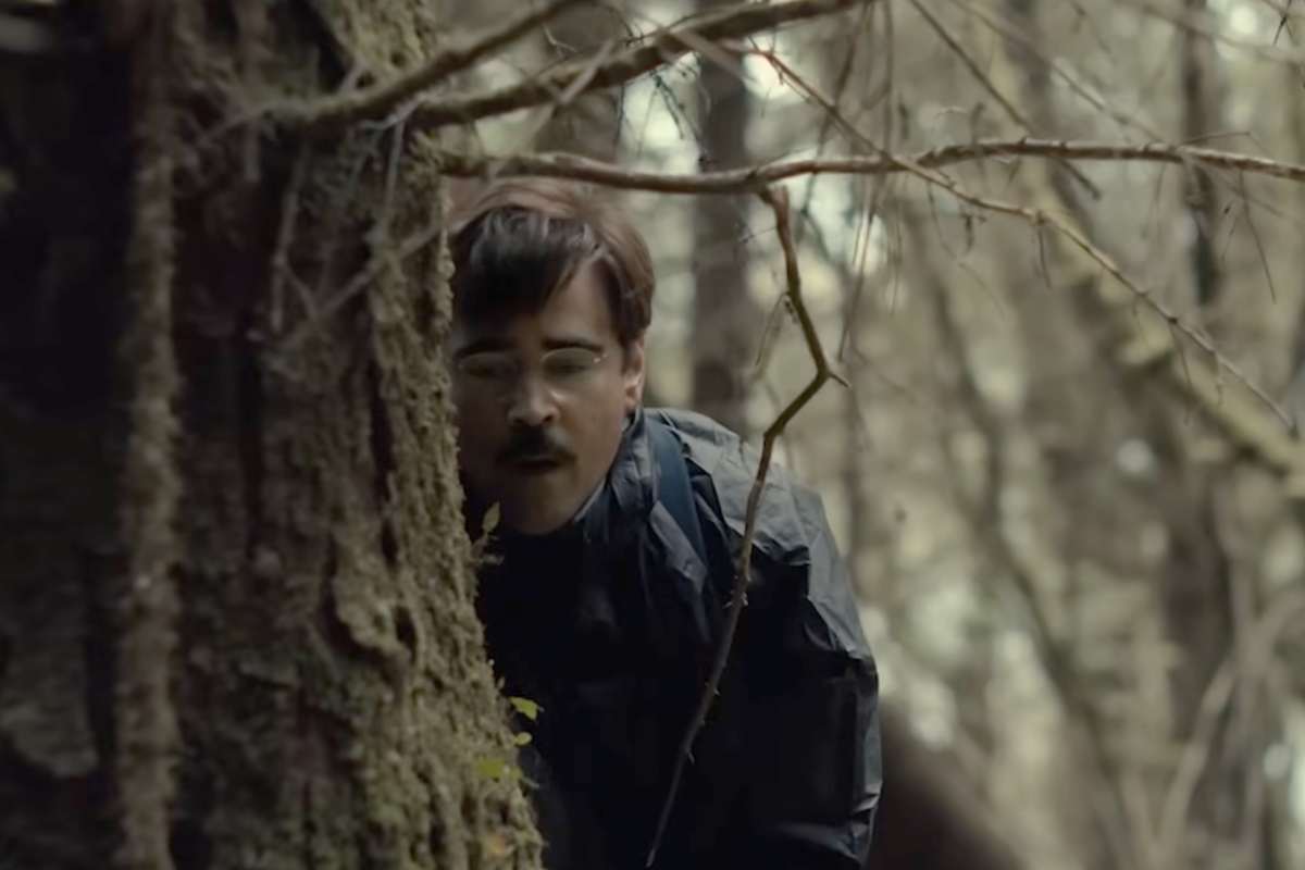 Colin Farrell dietro ad un albero