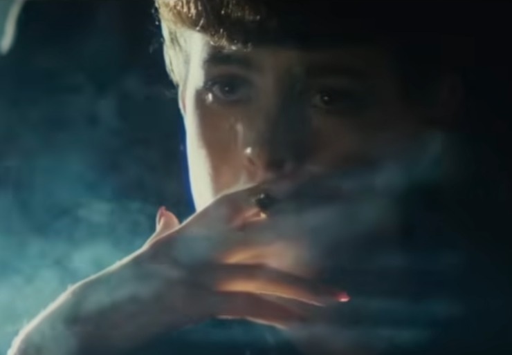 Sean Young in Blade Runner avvolta nel fumo di sigaretta