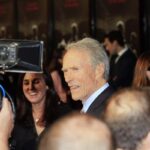 Clint Eastwood in mezzo ai giornalisti