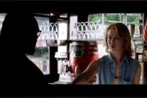 L'ombra di Jack Nicholson mentre fa uno scambio di denaro con una giovane donna dietro ad un bancone in una scena del film The Departed