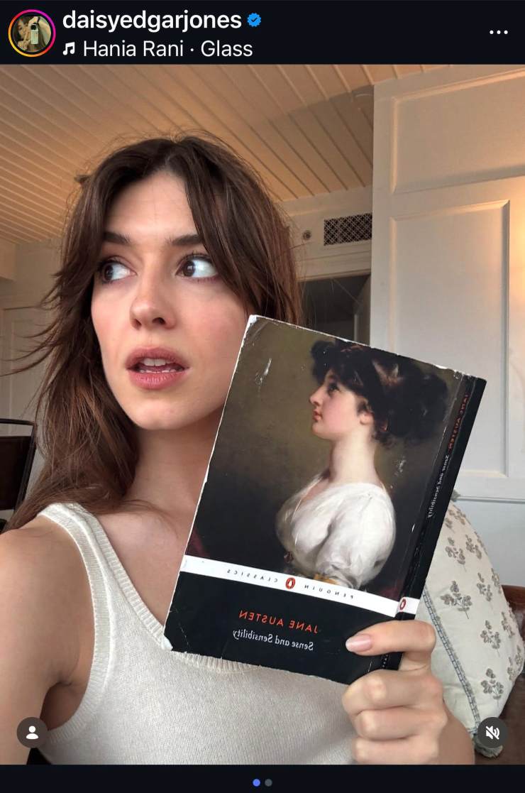L'attrice Daisy Edgar Jones posa con il libro Ragione e sentimento