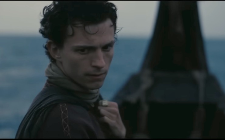 Tom Holland su una barca in The Odyssey
