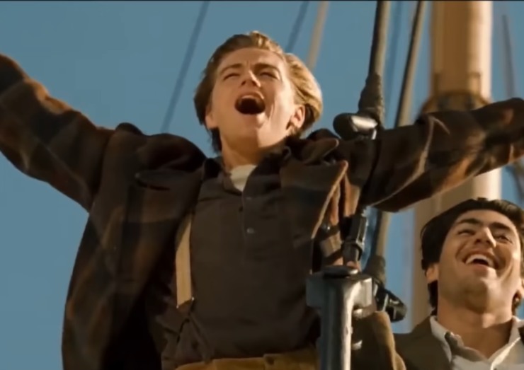 Leonardo DiCaprio in Titanic mentre esulta 