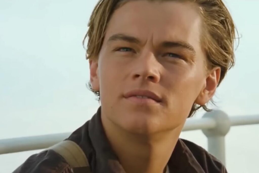 Primo piano di Leonardo DiCaprio in Titanic mentre guarda verso l'alto