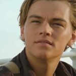 Primo piano di Leonardo DiCaprio in Titanic mentre guarda verso l'alto
