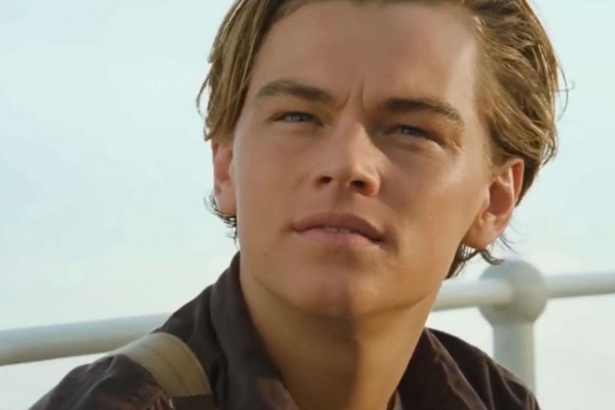 Primo piano di Leonardo DiCaprio in Titanic mentre guarda verso l'alto