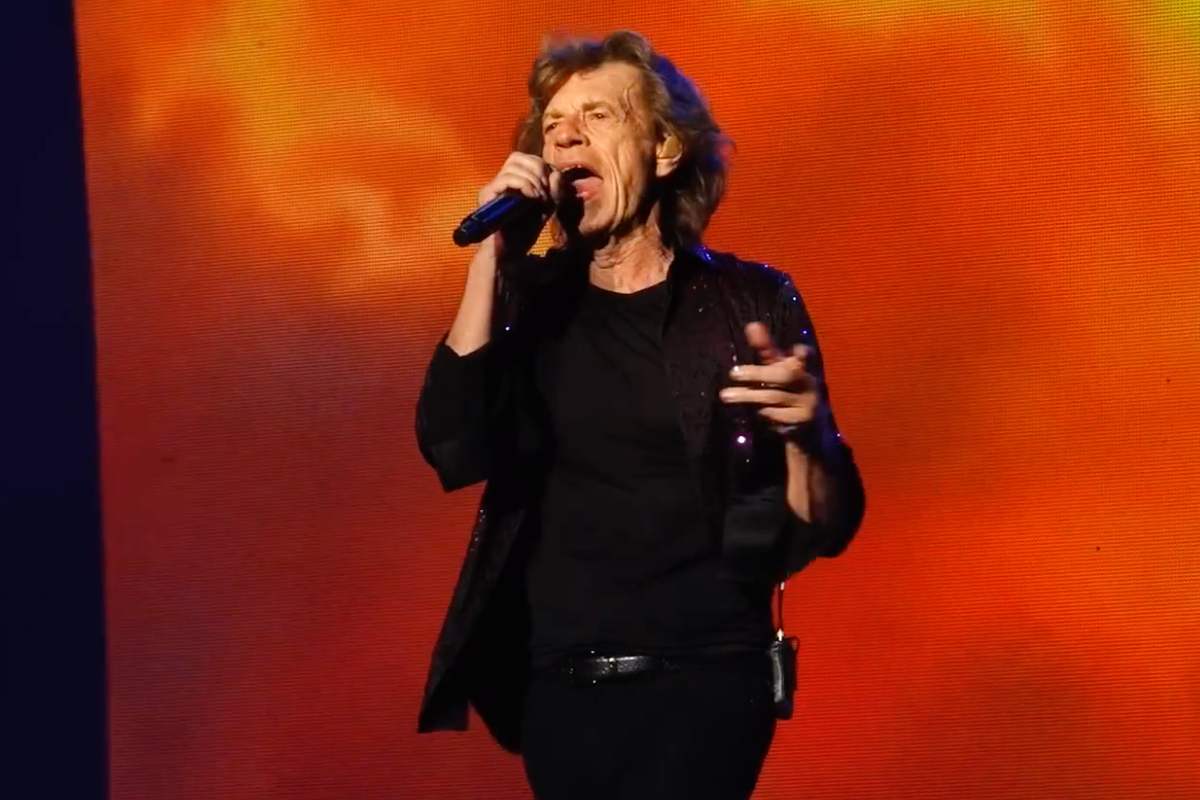 Mick Jagger che canta sul palco 