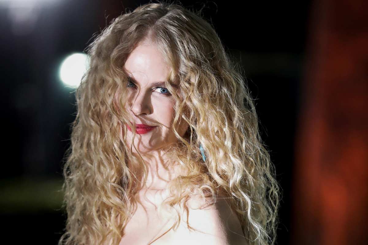 Nicole Kidman posa con i capelli ricci 