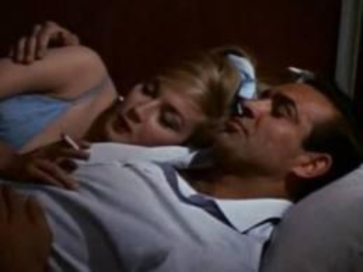 Sean Connery abbracciato ad una donna
