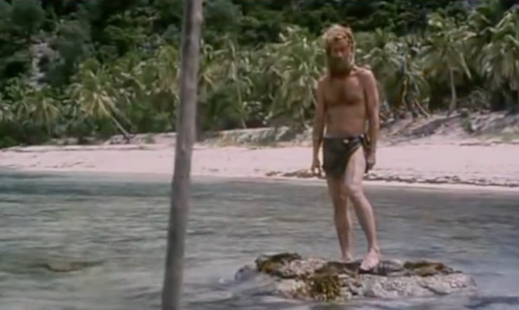 Tom Hanks in Cast Away lungo mare