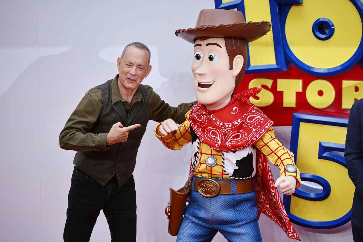 Tom Hanks con il pupazzo gigante di Woody di Toy Story