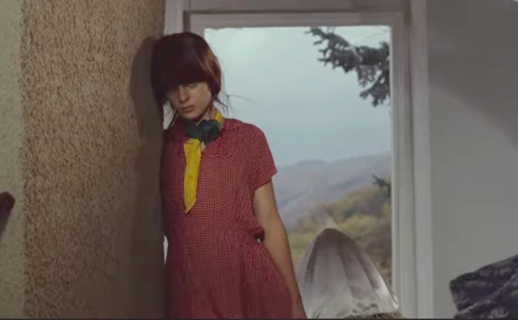 Nastassja Kinski appoggiata ad una porta