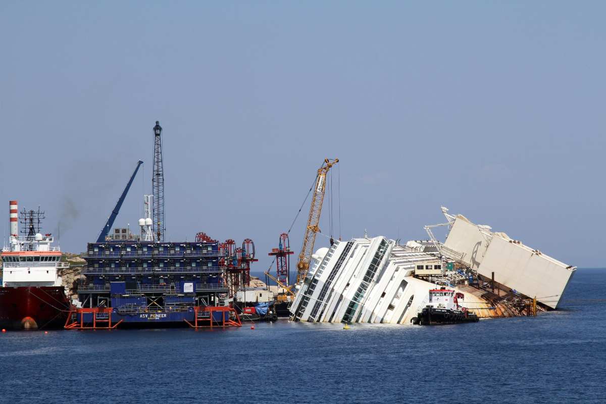 La Costa Concordia in mare riversa da un lato