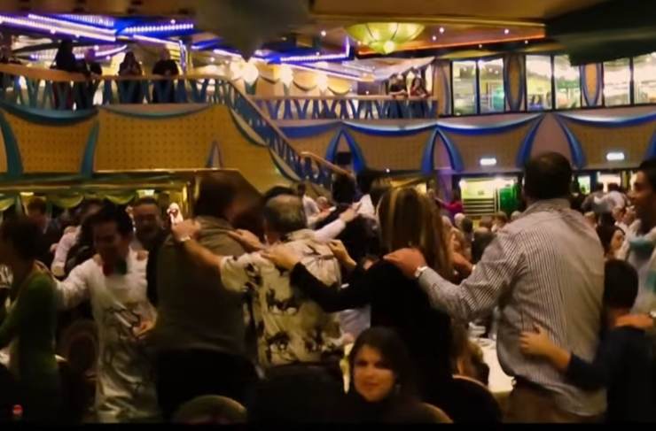 Persone che ballano e fanno il trenino a bordo della Costa Concordia