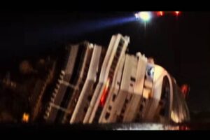 La nave Costa Concordia inclinata di lato in mare
