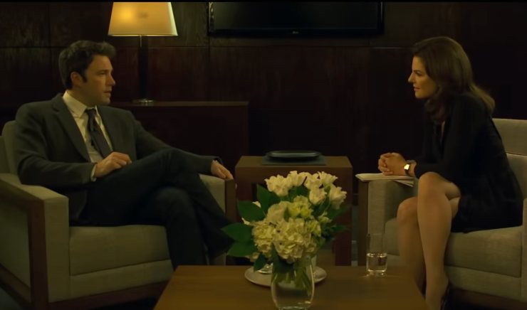 Ben Affleck seduto in un salotto televisivo con una presentatrice