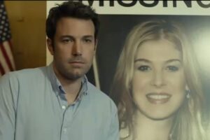 Ben Affleck e dietro di lui una foto di Rosamund Pike