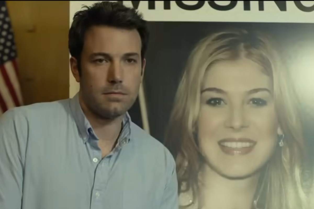 Ben Affleck e dietro di lui una foto di Rosamund Pike