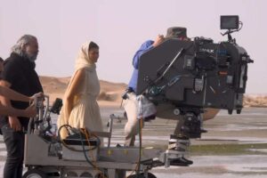 Zendaya in una scena dell'Odissea mentre viene ripresa dalla telecamera in movimento